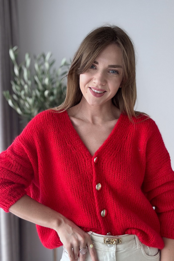 SWETER ROZPINANY RUBINOWA CZERWIEŃ PUDEŁKOWY FASON Z OZDOBNYM GUZIKIEM LUKRECJA 3
