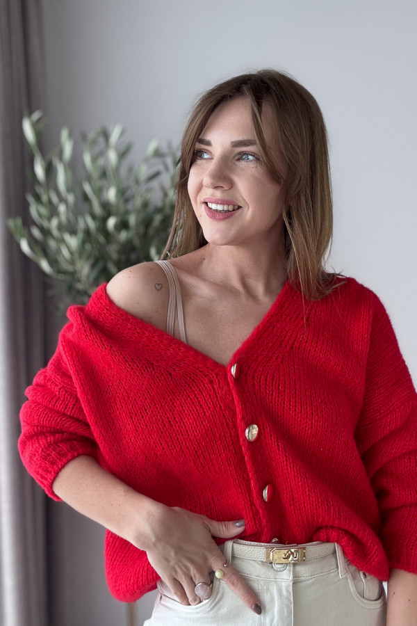 SWETER ROZPINANY RUBINOWA CZERWIEŃ PUDEŁKOWY FASON Z OZDOBNYM GUZIKIEM LUKRECJA