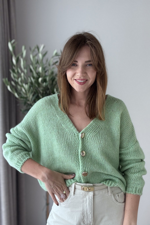 SWETER ROZPINANY PISTACJOWY, PUDEŁKOWY FASON Z OZDOBNYM GUZIKIEM LUKRECJA