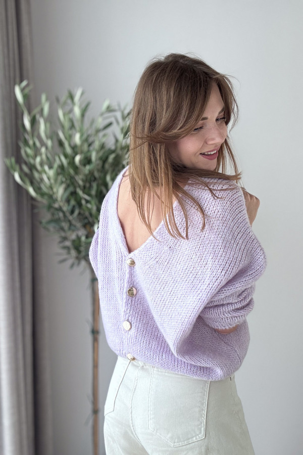 SWETER ROZPINANY LAWENDOWY, PUDEŁKOWY FASON Z OZDOBNYM GUZIKIEM LUKRECJA 7