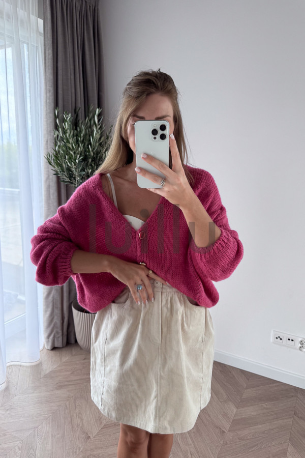 SWETER ROZPINANY POZIOMKA, PUDEŁKOWY FASON Z OZDOBNYM GUZIKIEM LUKRECJA 6