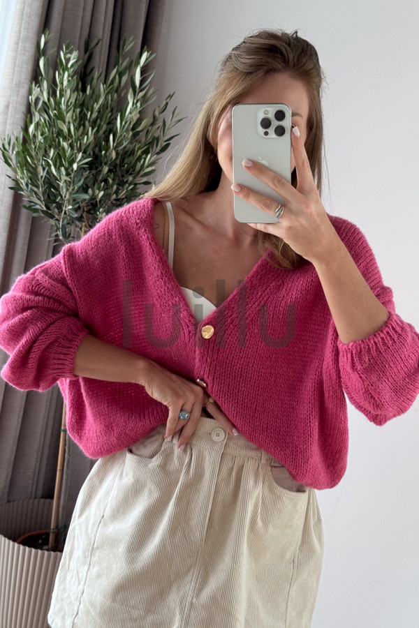 SWETER ROZPINANY POZIOMKA, PUDEŁKOWY FASON Z OZDOBNYM GUZIKIEM LUKRECJA 8
