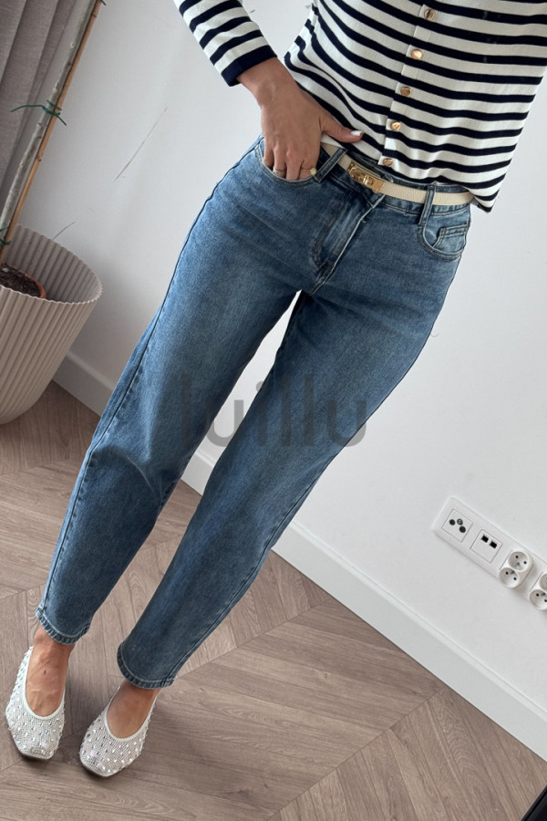 DŻINSY W STYLU MOM FIT