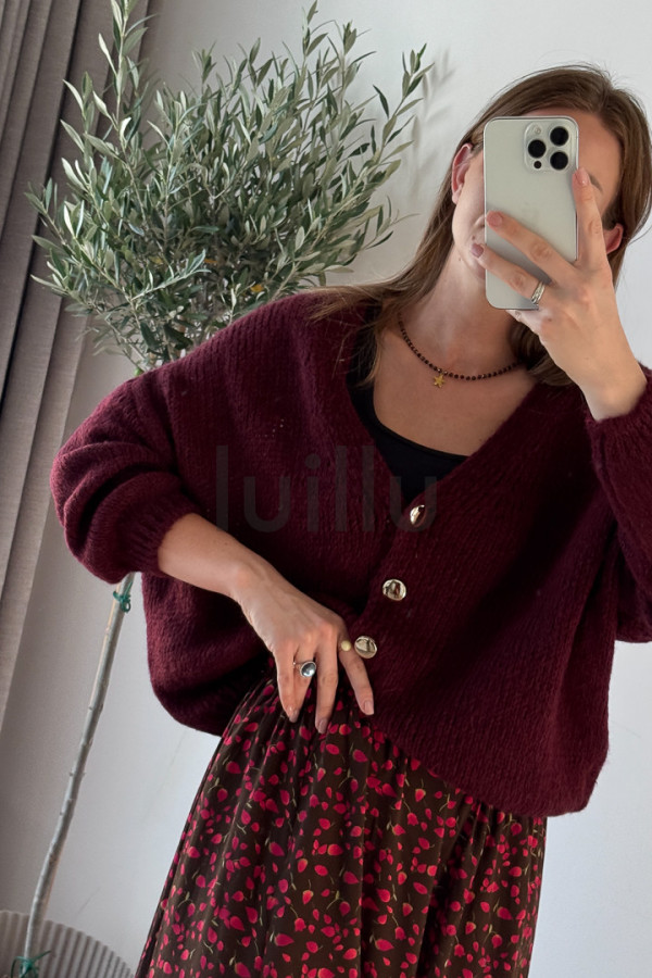 SWETER ROZPINANY BURGUNDOWY PUDEŁKOWY FASON Z OZDOBNYM GUZIKIEM LUKRECJA 2