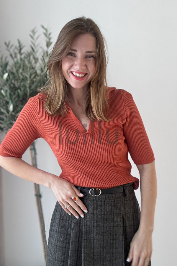 SWETER CYNAMONOWY NA KRÓTKI RĘKAW POLO 2
