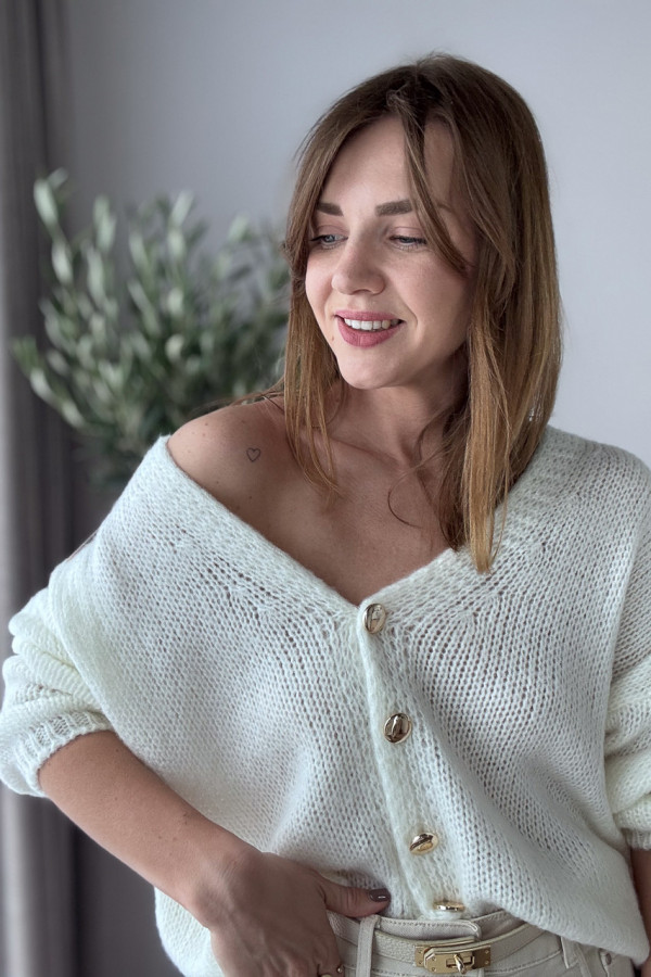 SWETER ROZPINANY ŚMIETANKOWT UDEŁKOWY FASON Z OZDOBNYM GUZIKIEM LUKRECJA 1