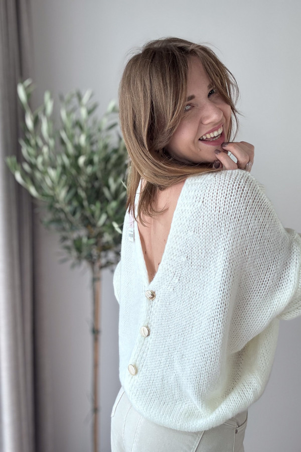SWETER ROZPINANY ŚMIETANKOWT UDEŁKOWY FASON Z OZDOBNYM GUZIKIEM LUKRECJA 5